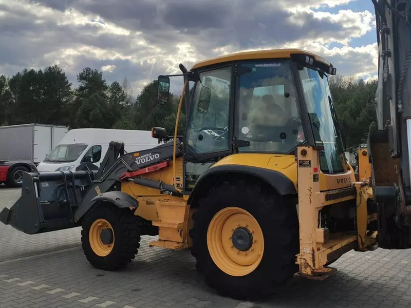 Экскаватор-погрузчик Volvo BL61B - 495 290 332 сум