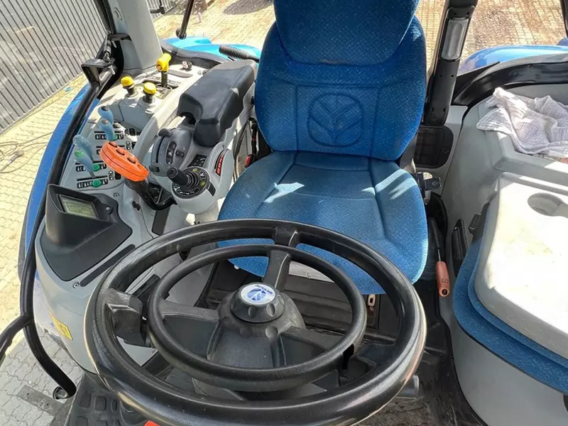 Колесный трактор New Holland T6050