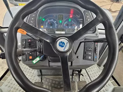 Колесный трактор New Holland T7550