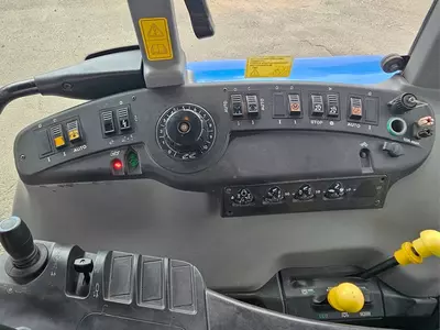 Колесный трактор New Holland T7550