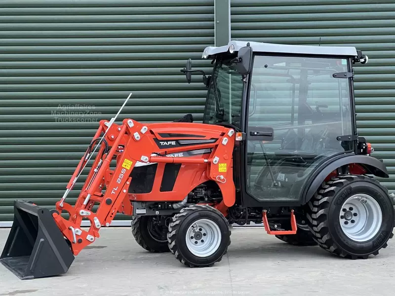 Колесный трактор Tafe 6028M CAB