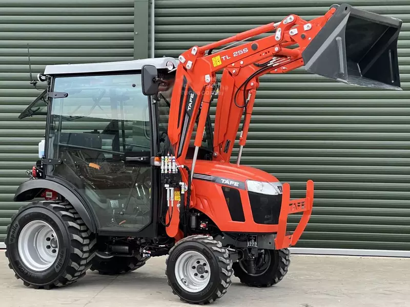  Колесный трактор Tafe 6028M CAB Только в розницу