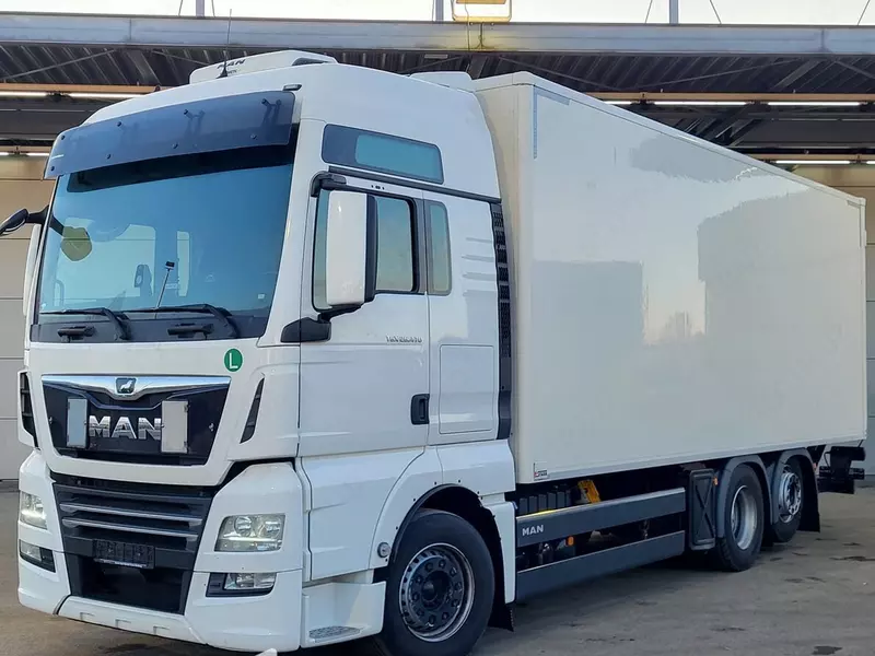 Грузовик с кузовом-фургоном MAN TGX 26.470 6X2 STARK