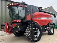 Кормоуборочный комбайн Case IH AFX 8010 с 30-футовой жаткой.