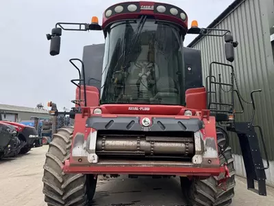   Кормоуборочный комбайн Case IH AFX 8010 с 30-футовой жаткой.