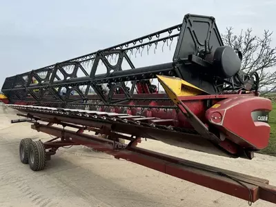 30 futli o‘rgichli Case IH AFX 8010 ozuqa yig‘ish kombayni.