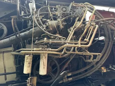 30 futli o‘rgichli Case IH AFX 8010 ozuqa yig‘ish kombayni.