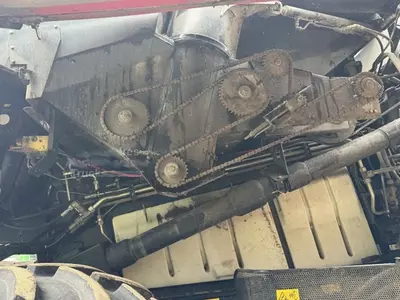 30 futli o‘rgichli Case IH AFX 8010 ozuqa yig‘ish kombayni.