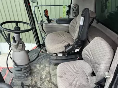 30 futli o‘rgichli Case IH AFX 8010 ozuqa yig‘ish kombayni.