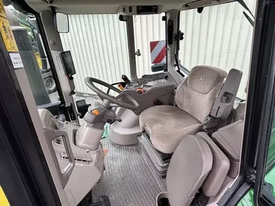 Трактор колесный John Deere 6M240