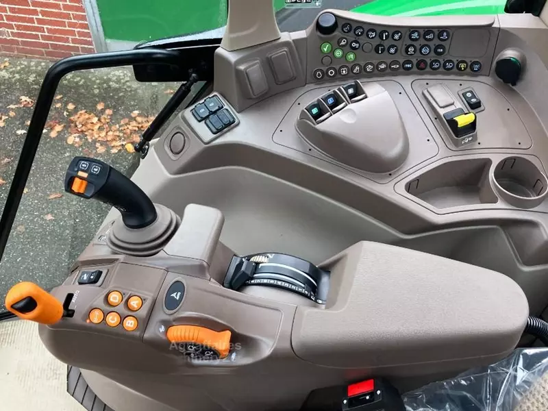 Трактор колесный John Deere 6120M MIT KABINE