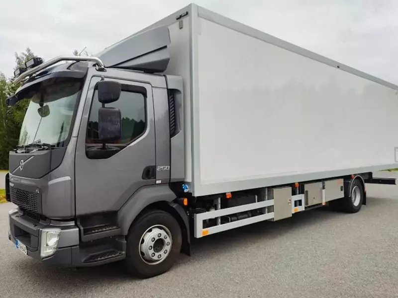 Грузовик с кузовом-фургоном Volvo FL 250 4X2 NEK