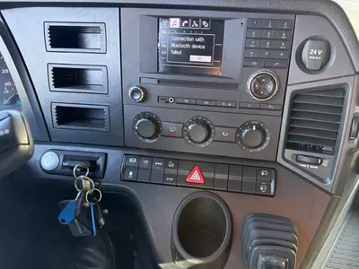 Грузовик с кузовом-фургоном Mercedes Antos 2027 4X2