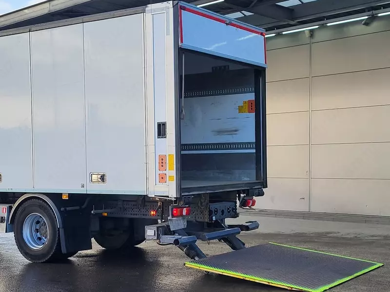 Mercedes Antos 1827 4X2 yuk mashinasi