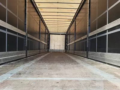 Yopiq yarim tirkama Schmitz SCB*S3T (91 m3)