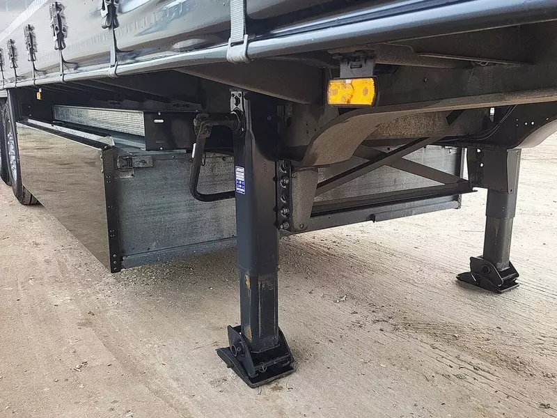 Yopiq yarim tirkama Schmitz SCB*S3T (91 m3)