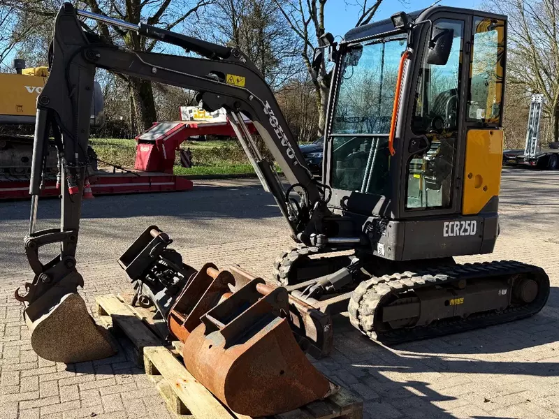Гусеничные экскаватор Volvo ECR25D