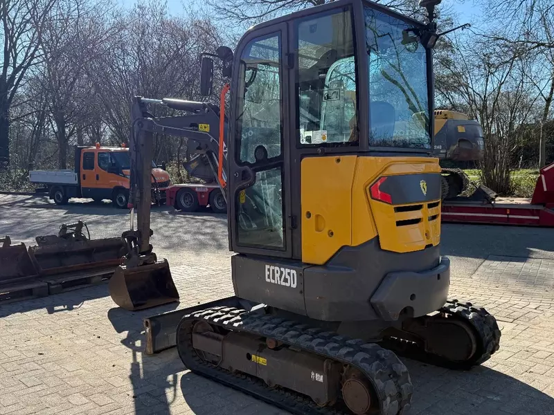 Гусеничные экскаватор Volvo ECR25D