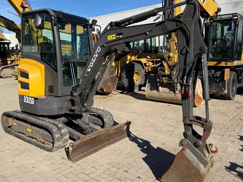 Гусеничные экскаватор Volvo ECR25D