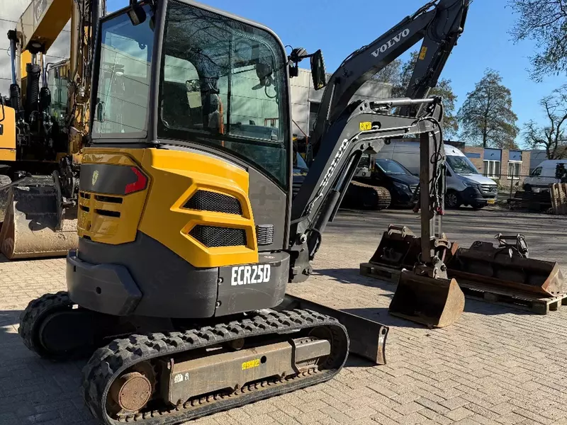 Гусеничные экскаватор Volvo ECR25D