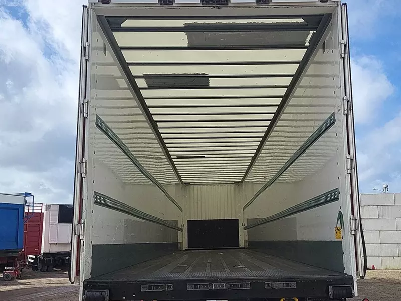 Закрытый полуприцеп Kässbohrer XS (92 m³)