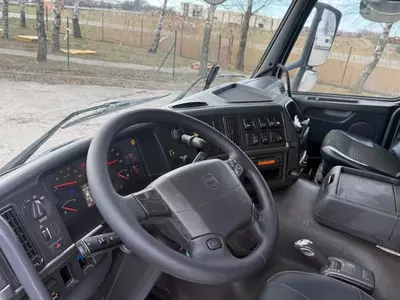 Volvo FM 370 D11 ochiq yon qutisi yuk mashinalari