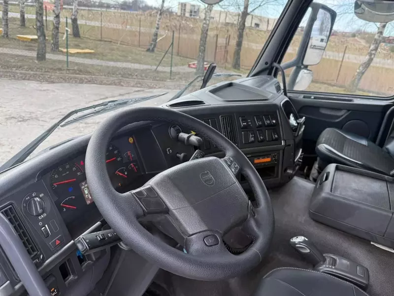 Volvo FM 370 D11 ochiq yon qutisi yuk mashinalari