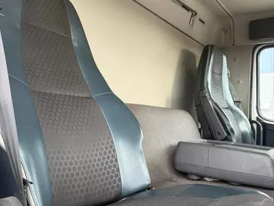 Volvo FM 370 D11 ochiq yon qutisi yuk mashinalari