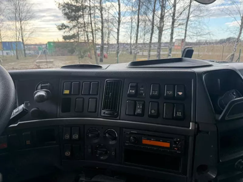 Volvo FM 370 D11 ochiq yon qutisi yuk mashinalari