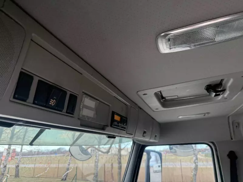 Volvo FM 370 D11 ochiq yon qutisi yuk mashinalari