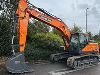 Diversen Develon DX 225 LC-7M gusenitsali ekskavatori