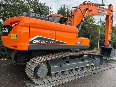 Гусеничный экскаватор Diversen Develon DX 225 LC-7M
