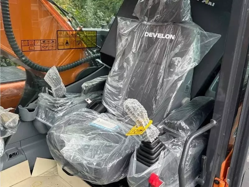 Гусеничный экскаватор Diversen Develon DX 225 LC-7M