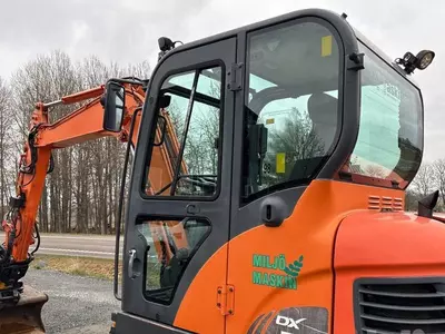 Колесный экскаватор Doosan DX55WK