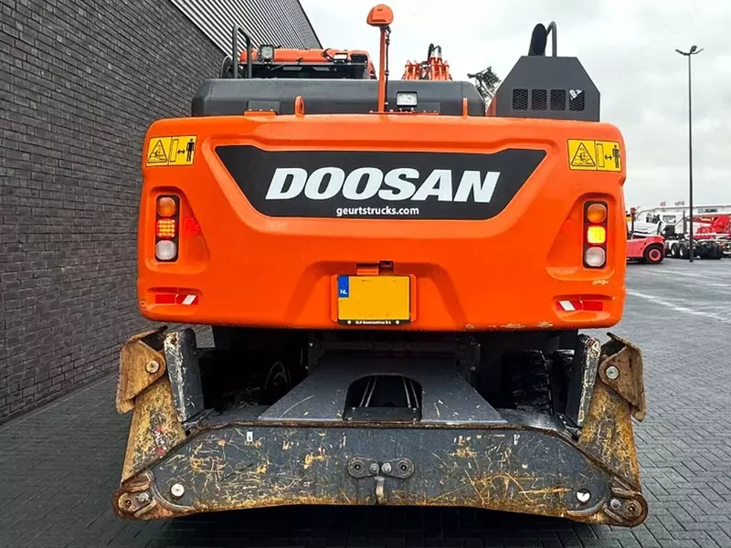 Колесный экскаватор Doosan DX190W-5