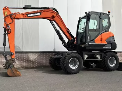 Doosan DX57 W-5 g‘ildirakli ekskavatori