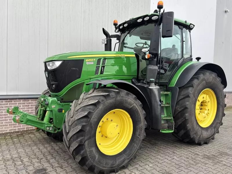 Колесный трактор John Deere 6250R