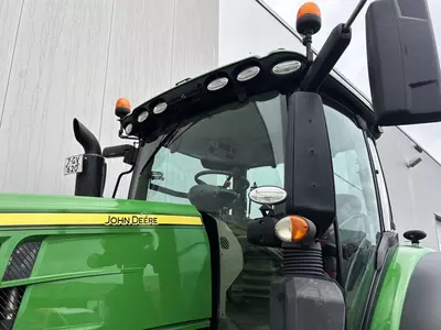 Колесный трактор John Deere 6250R
