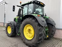   Колесный трактор John Deere 6250R