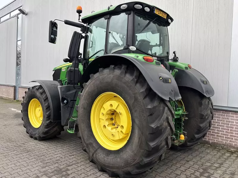Колесный трактор John Deere 6250R