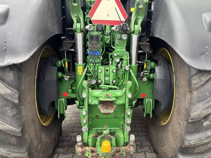 Колесный трактор John Deere 6250R