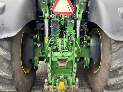 Колесный трактор John Deere 6250R