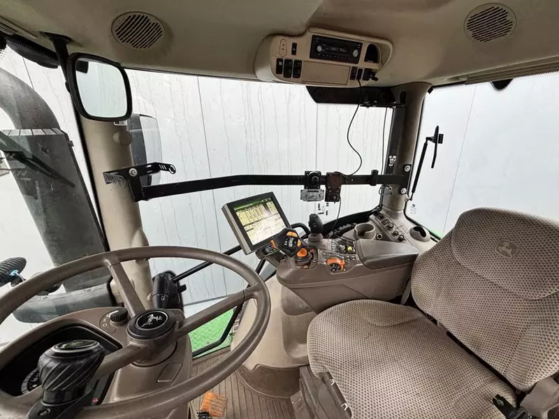 Колесный трактор John Deere 6250R