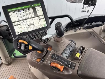 Колесный трактор John Deere 6250R