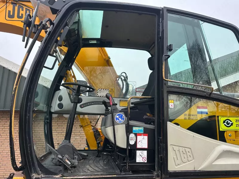 Колесный экскаватор JCB JS 145 W