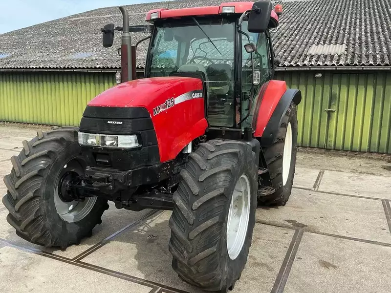 Колесный трактор Case IH MXU125