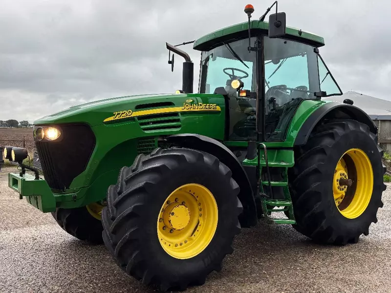 John Deere 7720 g‘ildirakli traktori