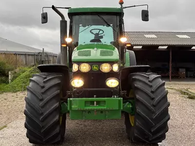 John Deere 7720 g‘ildirakli traktori