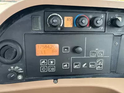 John Deere 7720 g‘ildirakli traktori