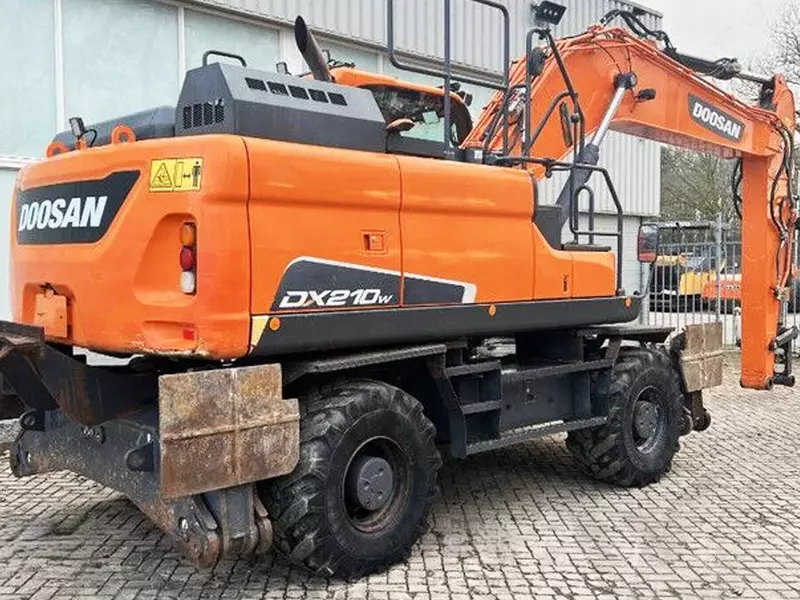 Doosan DX 210 W-5 g‘ildirakli ekskavatori